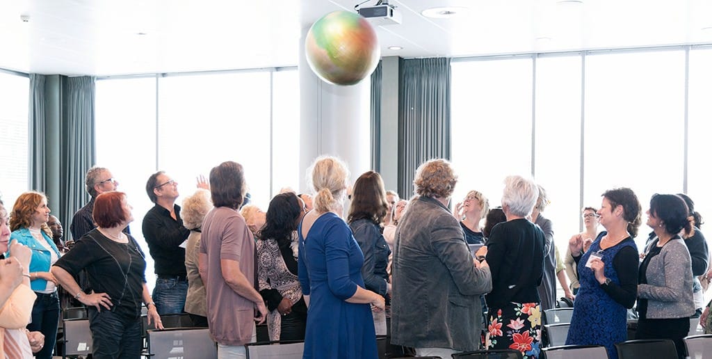 huureenacteur op congres maatwerk federatieopvang publiek lacht