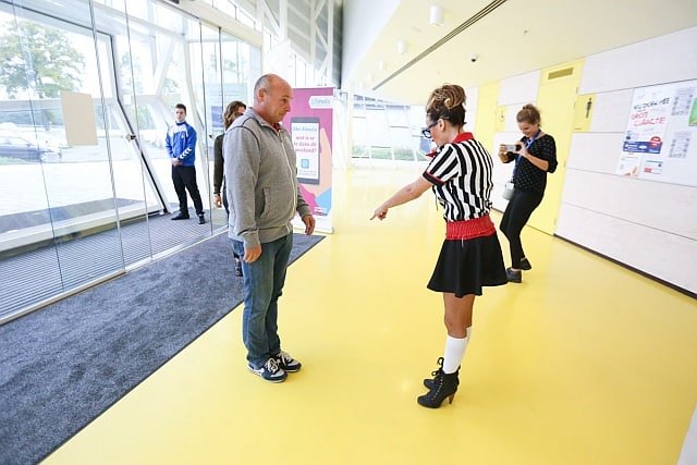 actrice regelt stroom bezoekers