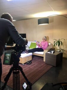 oudere actrice via huureenacteur oma bedrijfsfilm