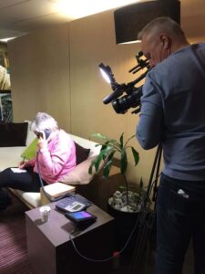 oudere actrice via huureenacteur oma bedrijfsfilm