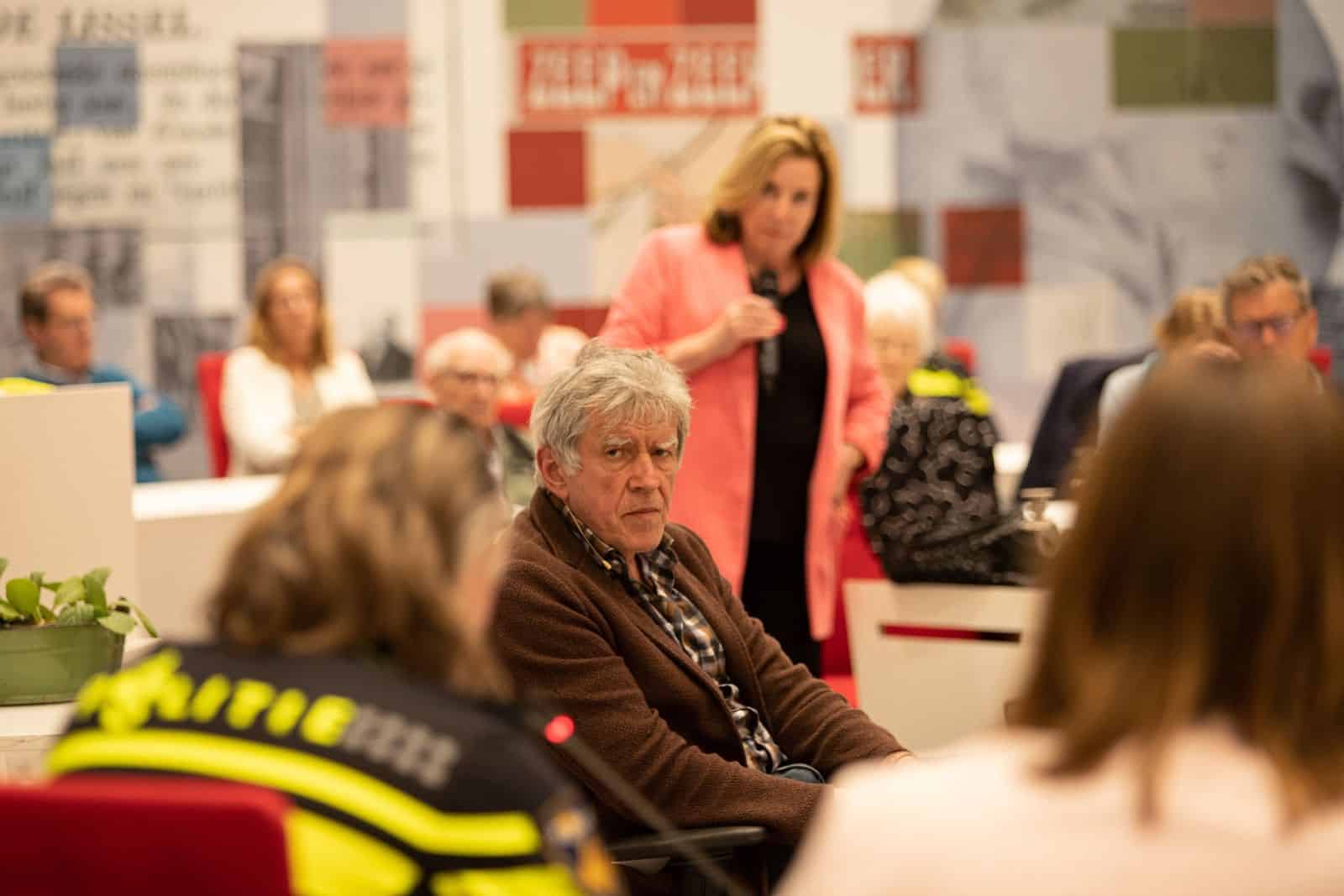 Politie en ouderen vakbond en huureenacteur en bartho braat.