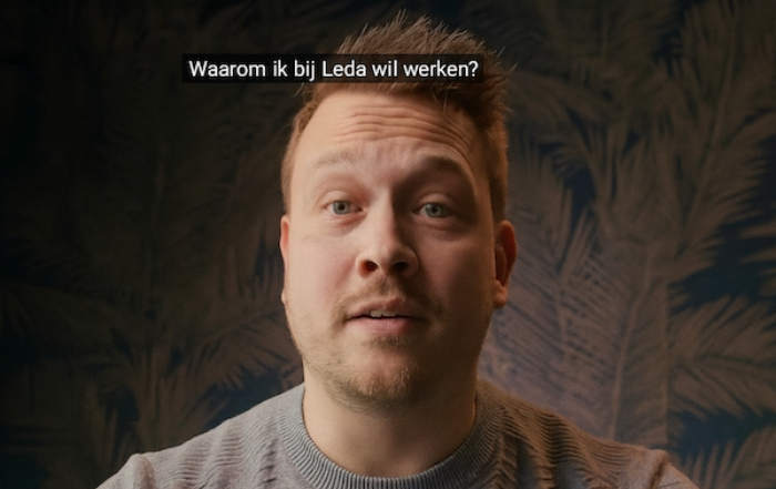 Thijs in karakter als sollicitant, kijkend in de camera tijdens de opname van de vacaturevideo voor bouwbedrijf LEDA.
